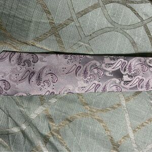 Hermoso New York Sophisticated Paisley Silk Tie in Purple and Silver